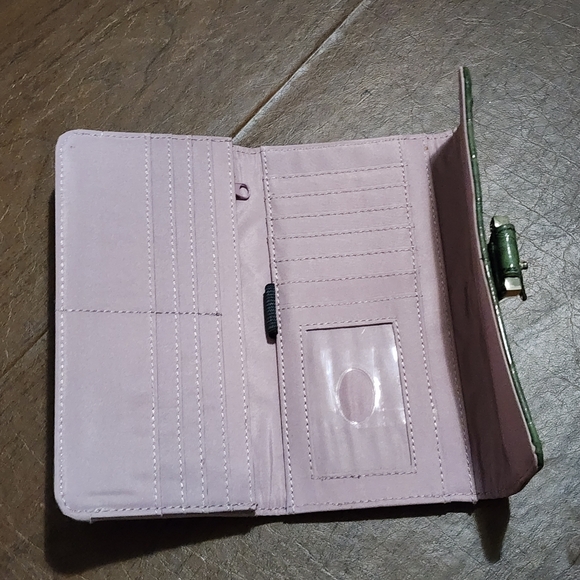 Green Crocodile-Embossed Women's Clutch / Wallet - Picture 4 of 6